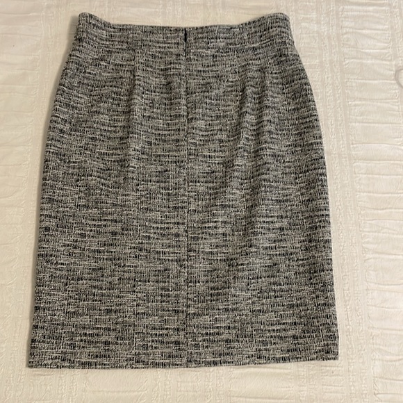 Ann Taylor pencil skirt, black/white pattern, back zip, front slit, sz 12 - Picture 5 of 6